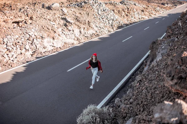 Cesta na sopečné údolí a žena chůze — Stock fotografie