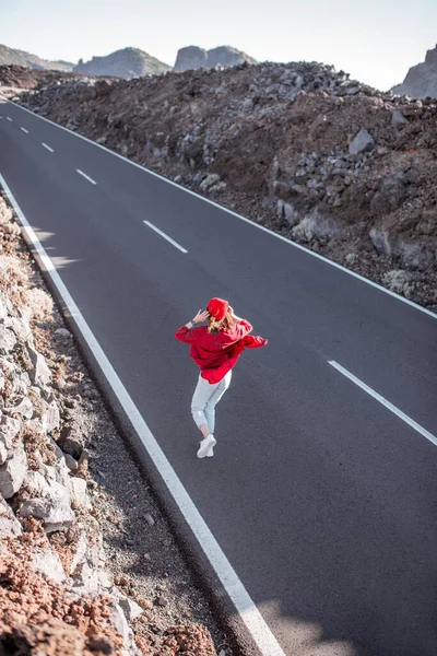 Straße im vulkanischen Tal und Frau zu Fuß — Stockfoto