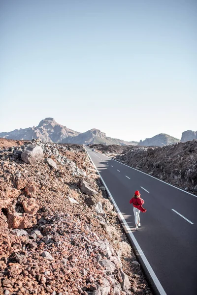 Camino en el valle volcánico y mujer caminando — Foto de Stock