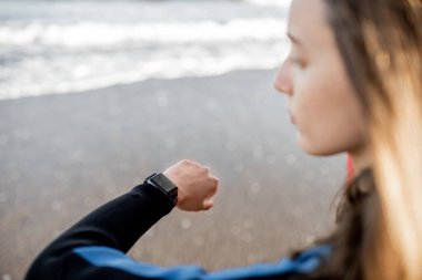 Akıllı saat kullanan sörfçü