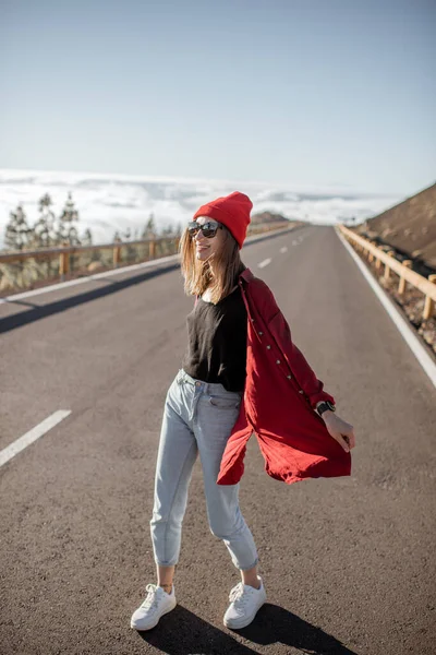 Retrato de uma mulher elegante na estrada — Fotografia de Stock