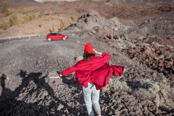 Žena cestující autem v sopečném údolí — Stock fotografie