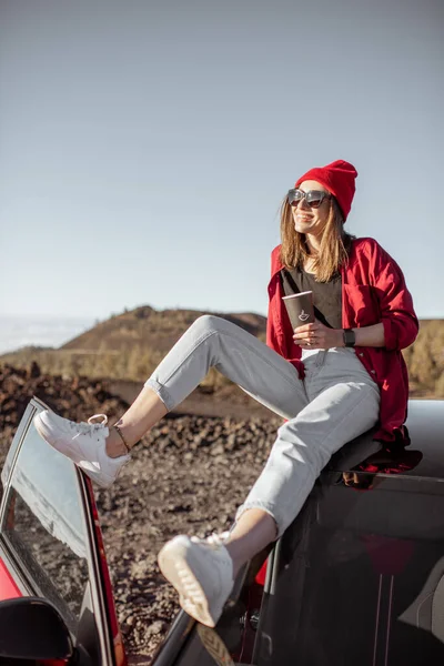 Vrouw reist met de auto boven de wolken — Stockfoto