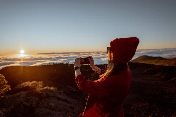 Mujer viajando por encima de las nubes en un sol — Foto de Stock