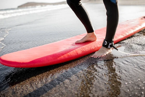 Surfer dengan papan selancar di pantai berpasir — Stok Foto