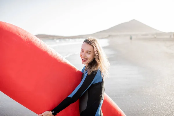 Young surfer with surfboard on the beach — Stock Photo, Image