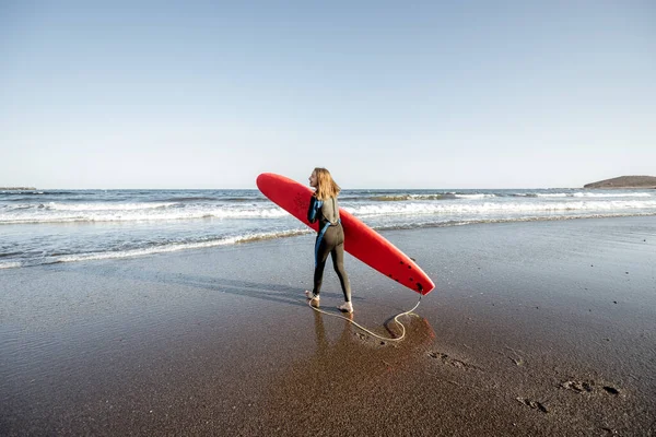 Wanita dengan papan selancar di pantai — Stok Foto