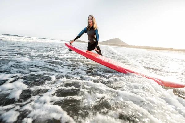 Frau surft im Meer — Stockfoto