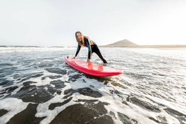 Denizde sörf yapan kadın — Stok fotoğraf