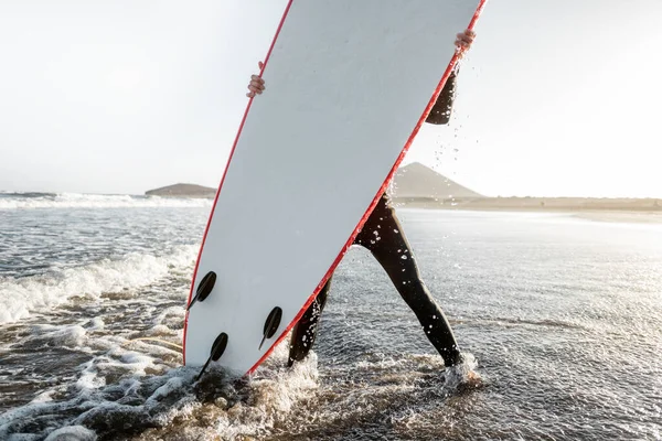 Denizde sörf tahtası olan sörfçü. — Stok fotoğraf