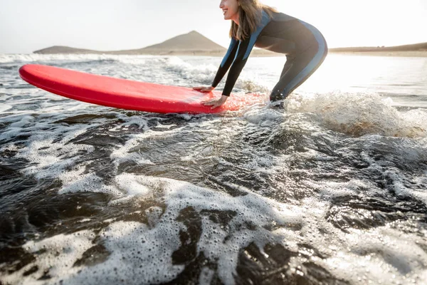 Denizde sörf yapan kadın — Stok fotoğraf