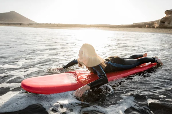 Woman swimming on the surfboard — Stok fotoğraf