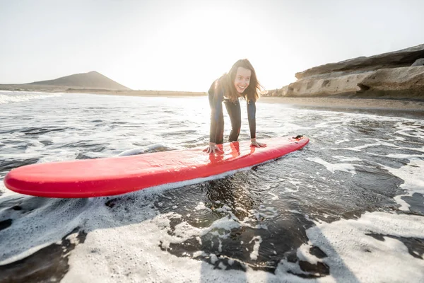 Frau surft im Meer — Stockfoto