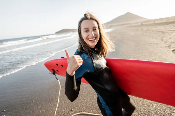 Young surfer with surfboard on the beach — Stock Photo, Image