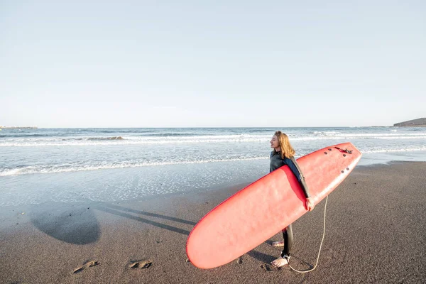 Jovem surfista com prancha na praia — Fotografia de Stock