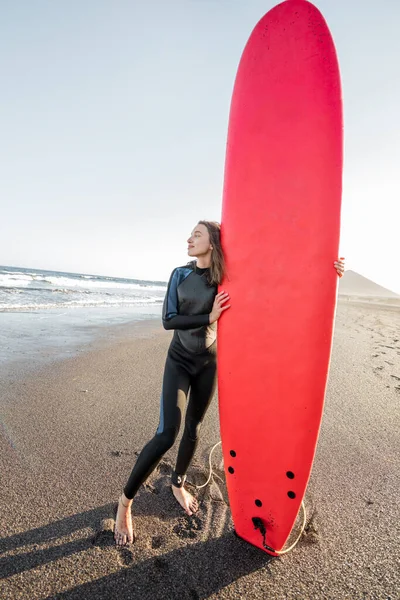 Νεαρός σέρφερ με ιστιοσανίδα στην παραλία — Φωτογραφία Αρχείου