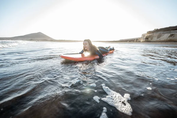 Wanita berenang di papan selancar — Stok Foto