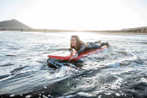Woman swimming on the surfboard — Stok fotoğraf