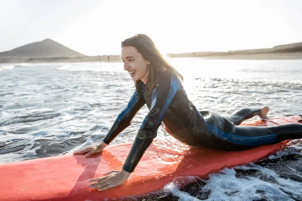 Woman swimming on the surfboard — Stock Photo, Image