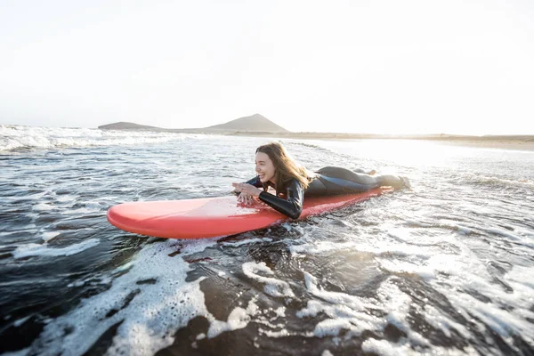 Woman swimming on the surfboard — Stockfoto