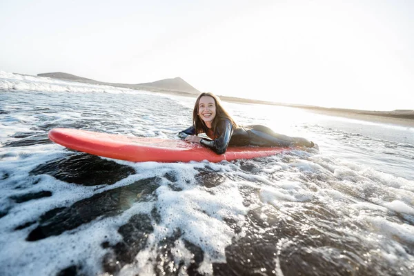 Woman swimming on the surfboard — Stok fotoğraf