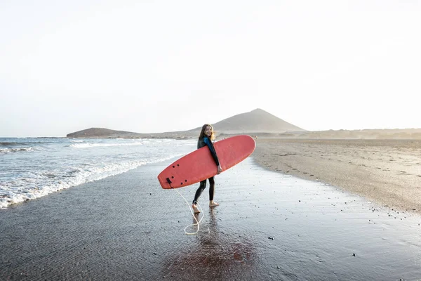 Peselancar muda dengan papan selancar di pantai — Stok Foto