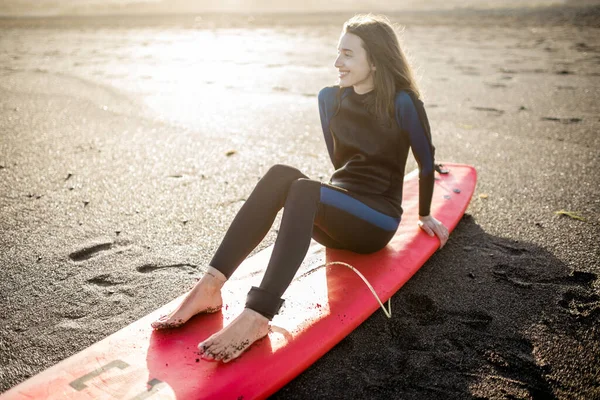 Entspannter Surfer mit Surfbrett am Strand — Stockfoto