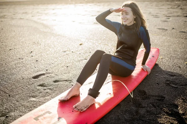 ビーチでサーフボードとリラックスしたサーファー — ストック写真