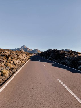 Volkanik vadide güzel düz yol