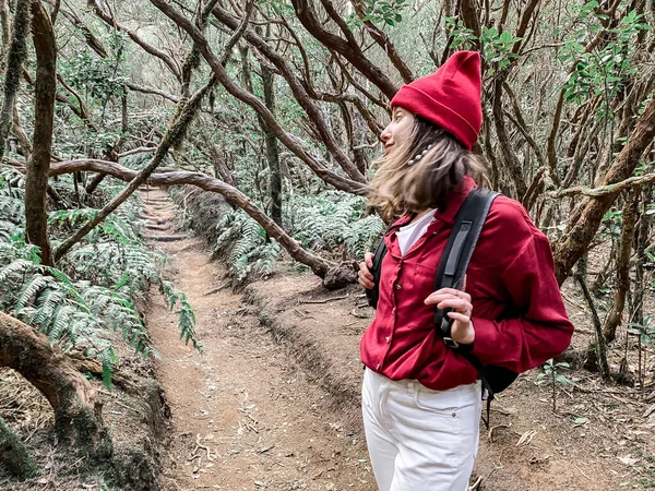 Mulher caminhando na bela floresta tropical — Fotografia de Stock