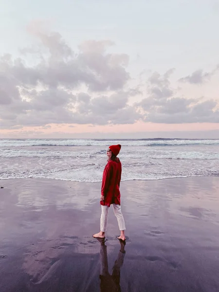 Mujer caminando en la playa al atardecer — Foto de Stock