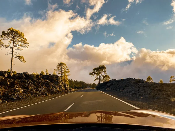Conducir un coche en la carretera de montaña en el valle volcánico — Foto de Stock
