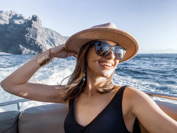 Жінка насолоджується океанською подорожжю — стокове фото