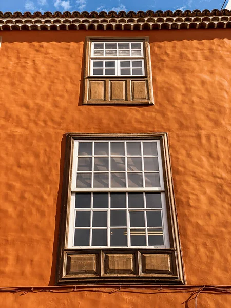 Architectural fragment of the old building in colonial style — ストック写真