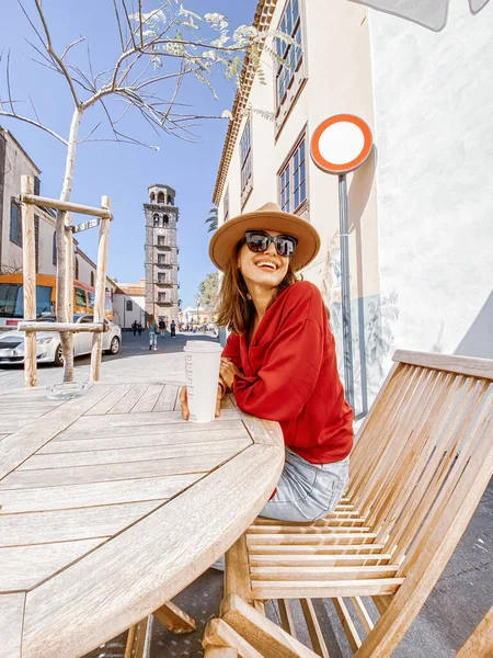 Mujer descansando en la terraza de la cafetería en la ciudad vieja —  Fotos de Stock