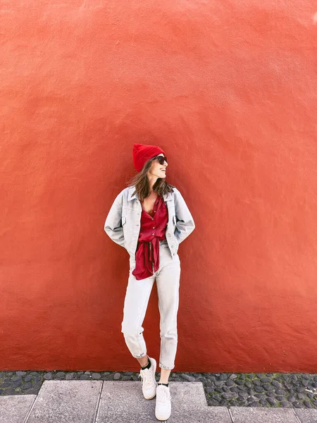 Mujer en el fondo de la pared roja —  Fotos de Stock
