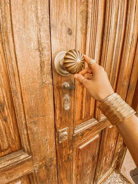 Retro door handle on the wooden ancient door — 스톡 사진