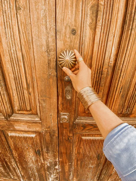 Retro door handle on the wooden ancient door — 图库照片