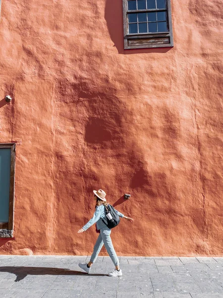 Woman on the red wall background — Stockfoto