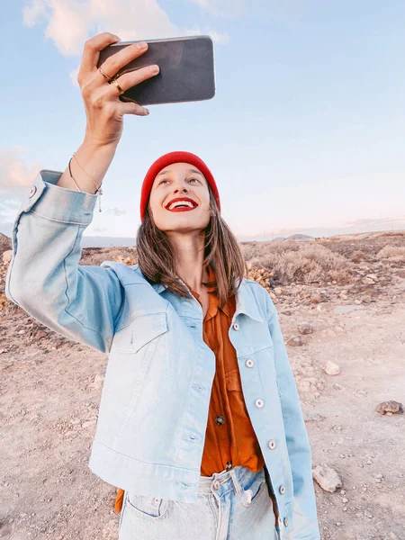 Woman photographing or vlogging on phone during the travel — Stockfoto