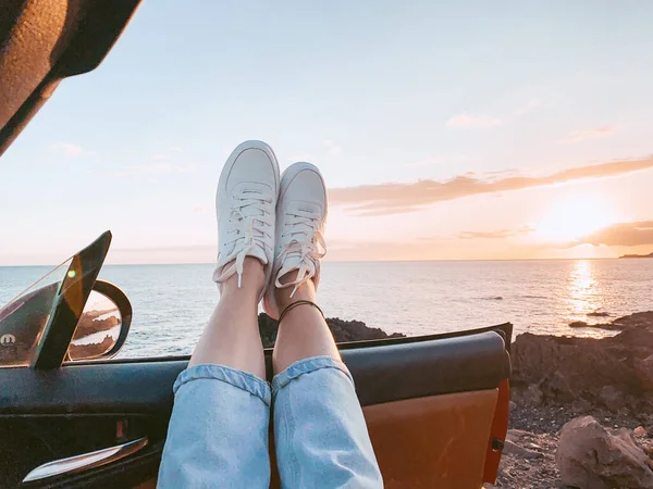 Женщина, путешествующая на машине возле океана — стоковое фото