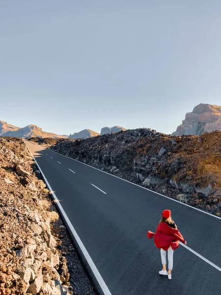 Valle volcánico con camino recto y mujer caminando — Foto de Stock