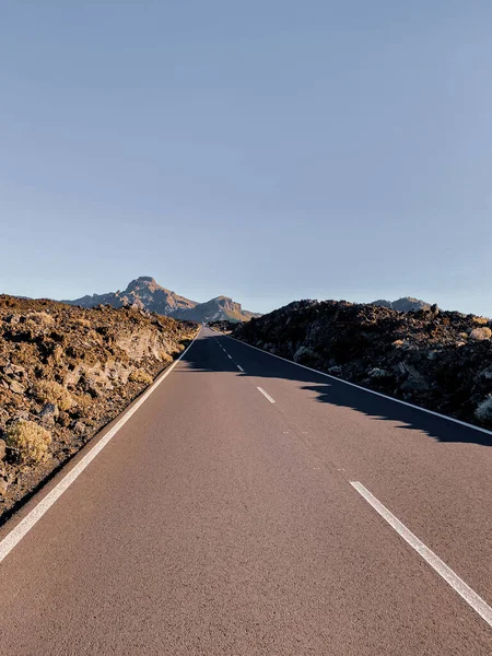 Hermoso camino recto en el valle volcánico — Foto de Stock