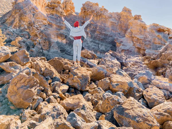 Mujer disfrutando de viajar en el terreno rocoso — Foto de Stock