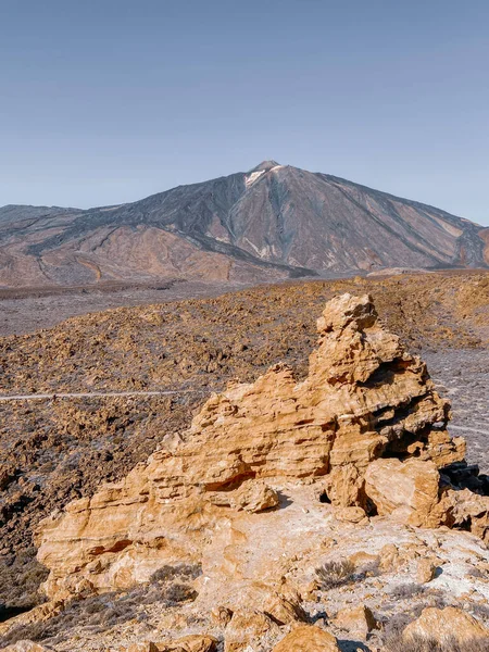 Скалистый пейзаж с вулканом Тейде на острове Тенерифе — стоковое фото