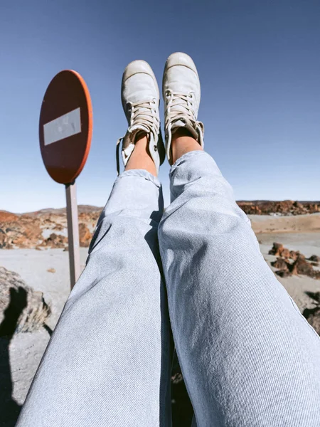 Mujer viajando por el valle del desierto — Foto de Stock