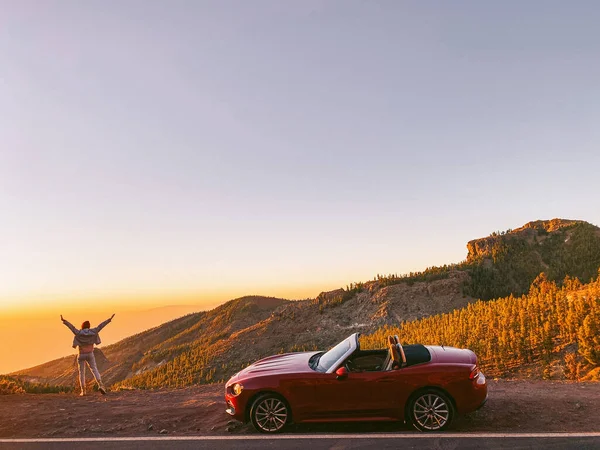 Vägkanten ovanför molnen och kvinnan reser med bil — Stockfoto