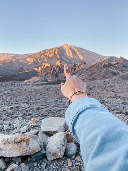 Vrouw wijzend op de vulkanische berg — Stockfoto