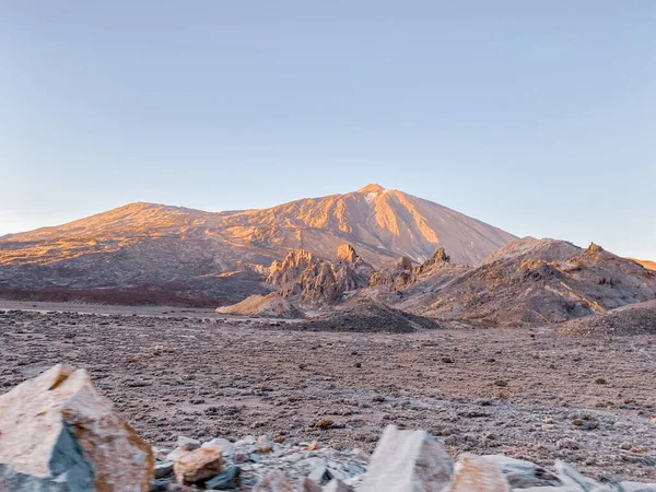Paisaje en el valle volcánico con volcán Teide — Foto de Stock