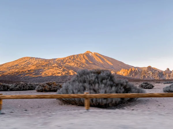 Landskap på vulkaniska dalen med Teide vulkan — Stockfoto